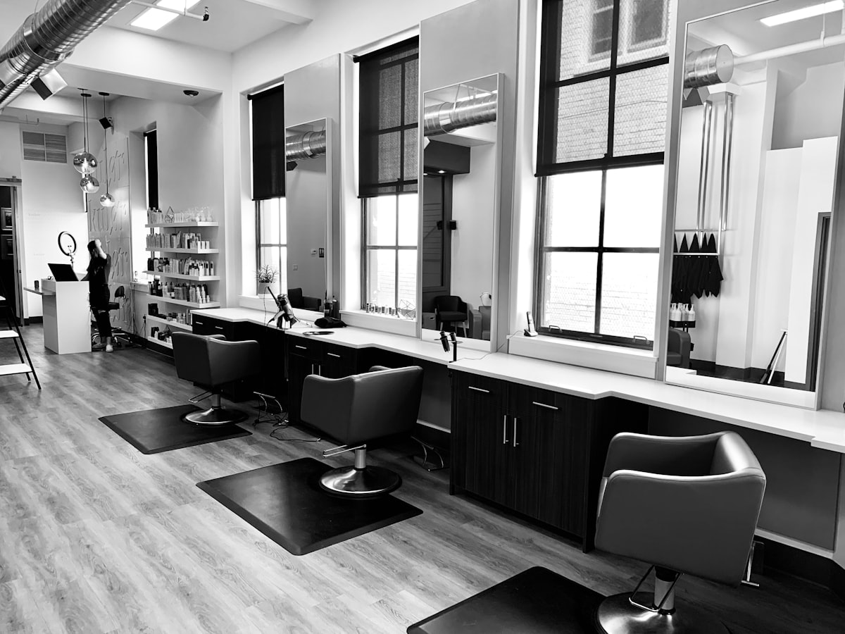 Moderner Friseursalon mit Bedienplätzen und Spiegeln