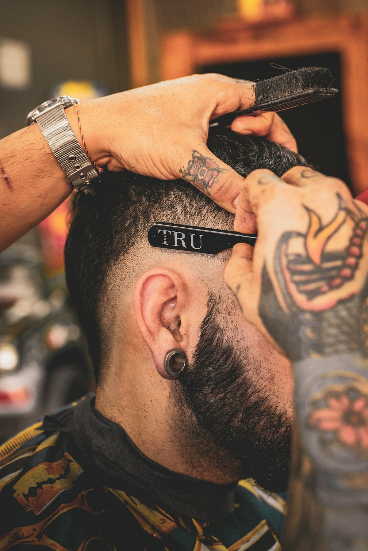 Friseur bei der Arbeit – Haarschnitt im Salon